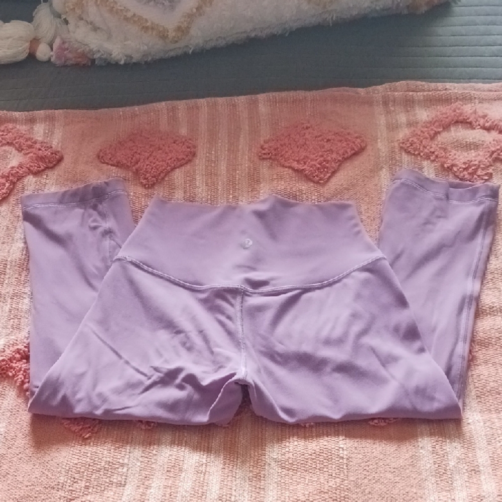 Lululemon Lavender PURPLE CAPRI LENGTH LEGGING SIZE 4
